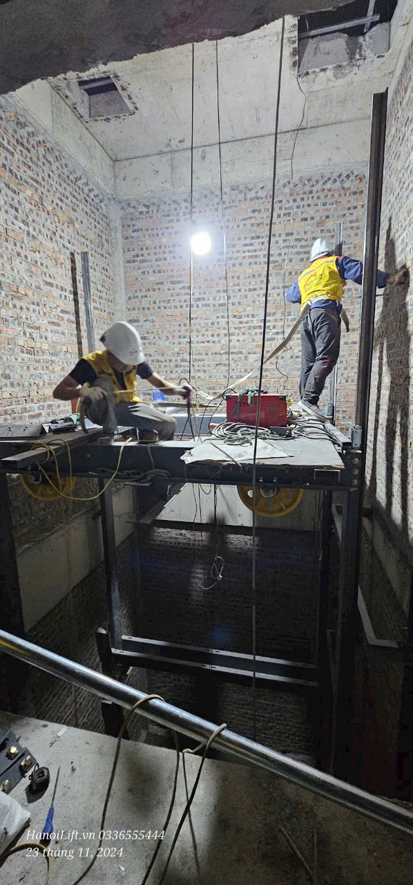 Thang máy phòng máy 